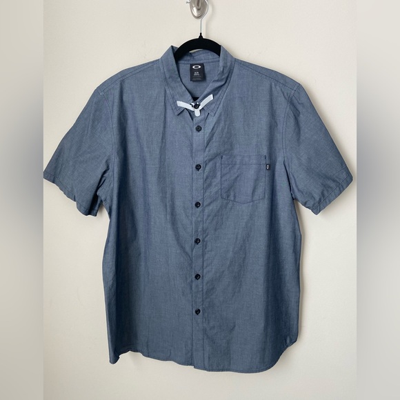 Oakley Mens Shirt Size XL Regular Fit Blue Gray Short Sleeve Button Down Shirt - Picture 1 of 8